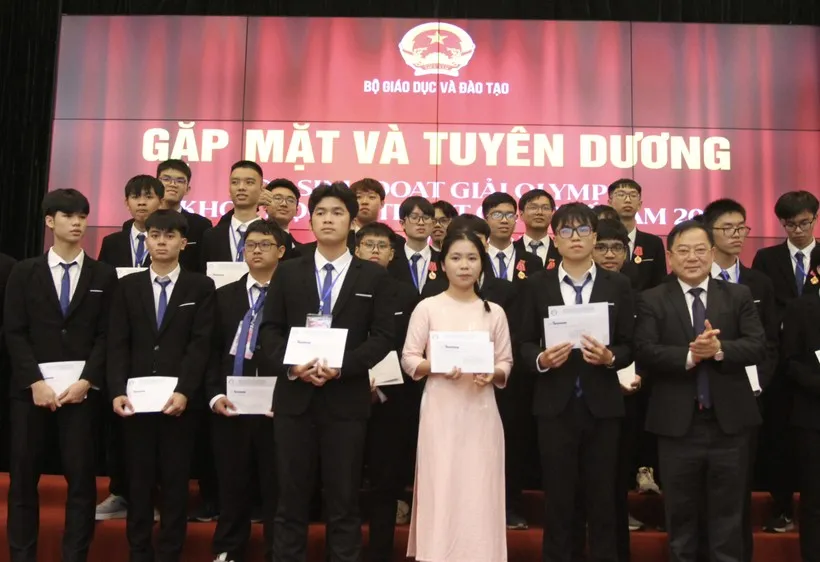 Đại diện Quỹ Tài năng trẻ tặng quà cho học sinh đoạt giải Olympic và Khoa học kỹ thuật quốc tế 2023.