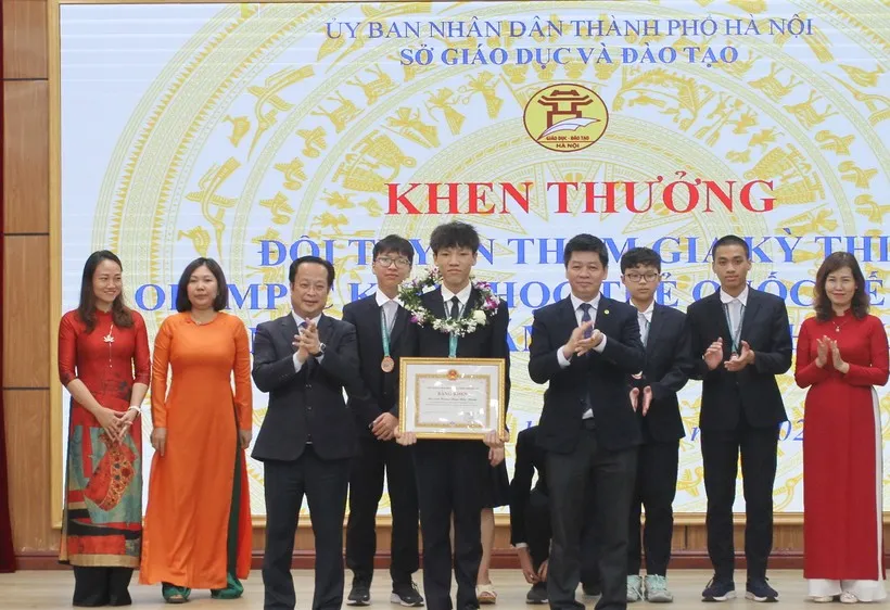 Trao bằng khen của UBND TP Hà Nội cho các thành viên đội tuyển Olympic khoa học trẻ quốc tế năm 2023.