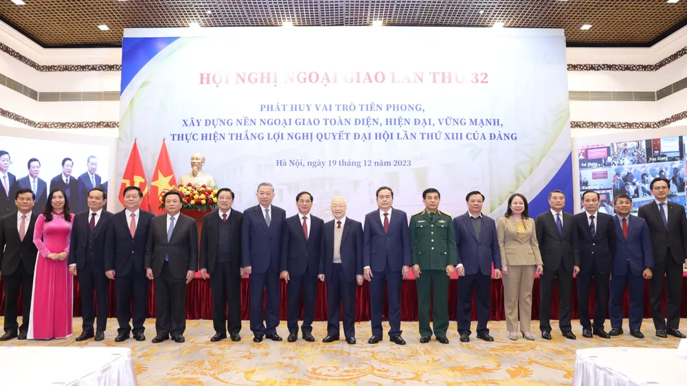 Tổng Bí thư Nguyễn Phú Trọng chụp ảnh chung với các đại biểu dự hội nghị, sáng 19-12. Ảnh: QUANG PHÚC