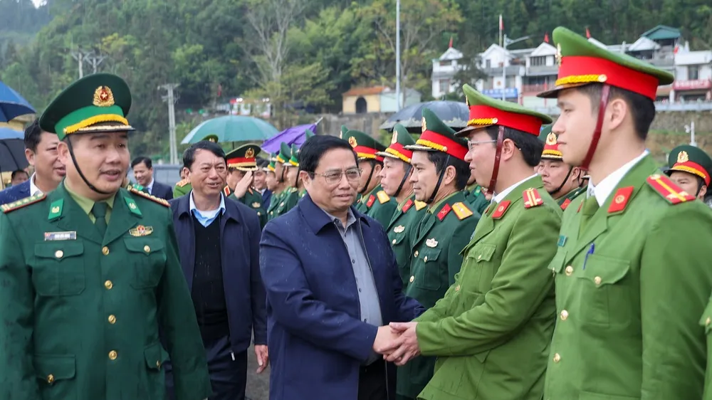 Thủ tướng Phạm Minh Chính đến thăm và chúc tết các lực lượng đang làm nhiệm vụ tại Cửa khẩu quốc tế Trà Lĩnh, huyện Trùng Khánh, tỉnh Cao Bằng, chiều 1-1-2024. Ảnh: VIẾT CHUNG