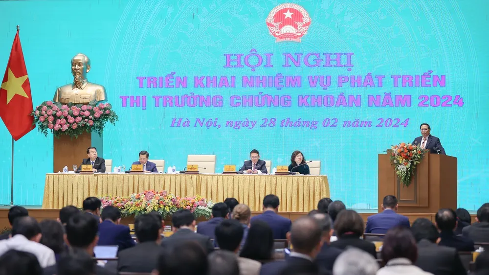 Thủ tướng Phạm Minh Chính chủ trì và phát biểu tại Hội nghị triển khai nhiệm vụ phát triển thị trường chứng khoán năm 2024. Ảnh: VIẾT CHUNG