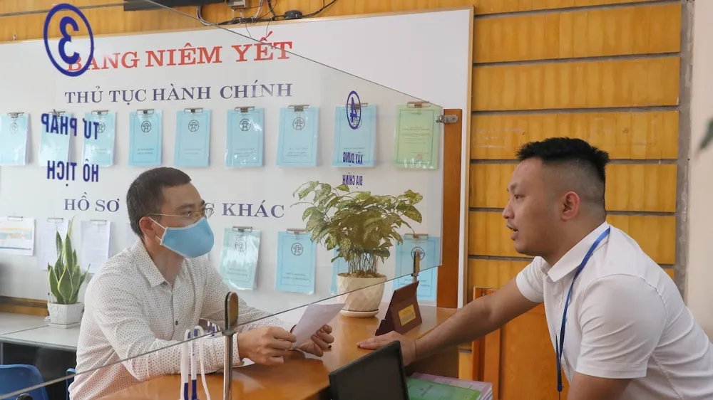Người dân giao dịch thủ tục hành chính