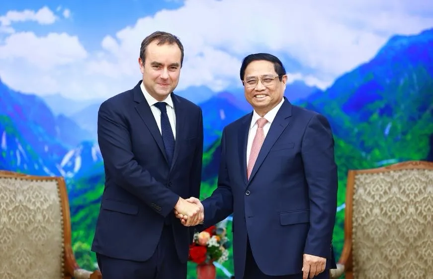 Thủ tướng Phạm Minh Chính và Bộ trưởng Bộ Quân đội Cộng hòa Pháp Sébastien Lecornu