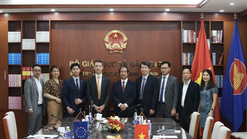 Bộ trưởng Nguyễn Kim Sơn, Đại sứ Julien Guerier và các thành viên hai bên tại buổi tiếp