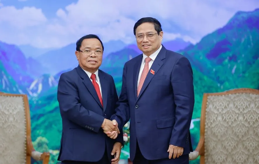 Thủ tướng Phạm Minh Chính và Chủ nhiệm Ban Kiểm tra Trung ương, Trưởng Ban Phòng, chống tham nhũng Trung ương, Tổng Thanh tra Nhà nước Lào Khamphan Phommathat. Ảnh: VIẾT CHUNG