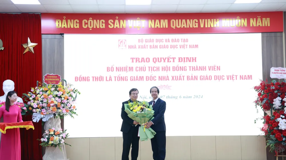 Bộ trưởng Bộ GD-ĐT yêu cầu nâng chất lượng sách giáo khoa 