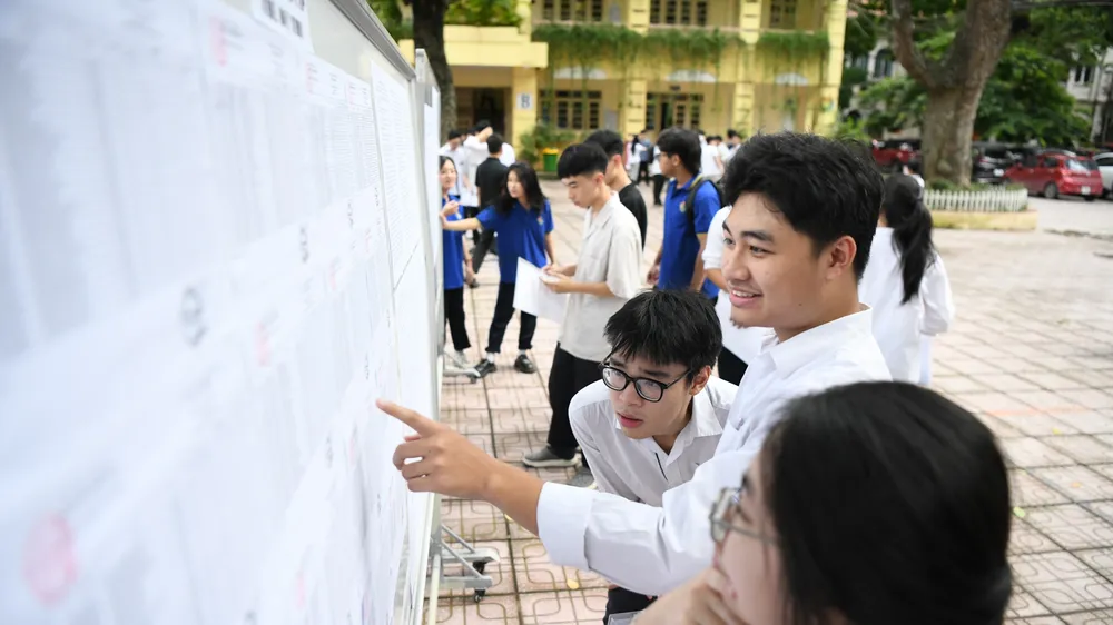 Thí sinh Hà Nội tìm thông tin mình khi đến làm thủ tục dự thi chiều 26-6. Ảnh: VIẾT CHUNG