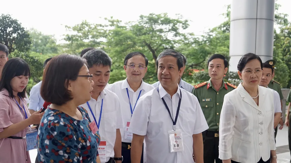Bộ trưởng Bộ GD-ĐT Nguyễn Kim Sơn; Bí thư Tỉnh ủy Hà Nam Lê Thị Thủy đến động viên thí sinh, cán bộ làm thi tốt nghiệp THPT 2024 tại Hà Nam