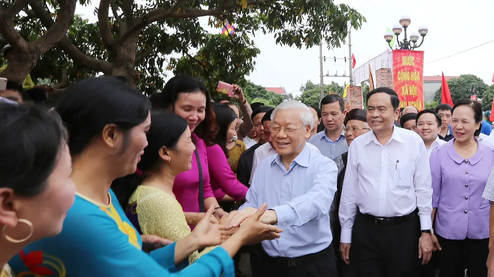 Tổng Bí thư Nguyễn Phú Trọng và nhân dân dự Ngày hội đại đoàn kết toàn dân tộc tại Làng văn hóa Thượng Điện, xã Vinh Quang, huyện Vĩnh Bảo, TP Hải Phòng, chiều 15-11-2017. Ảnh: VIẾT CHUNG
