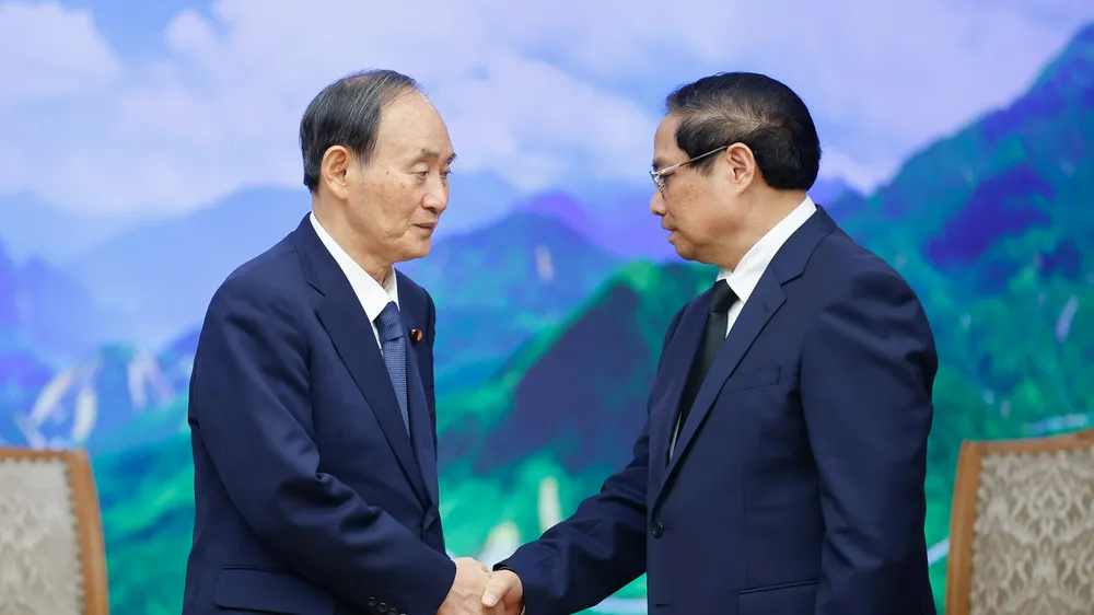Thủ tướng Phạm Minh Chính tiếp Đặc phái viên của Thủ tướng Nhật Bản, nguyên Thủ tướng Suga Yoshihide 