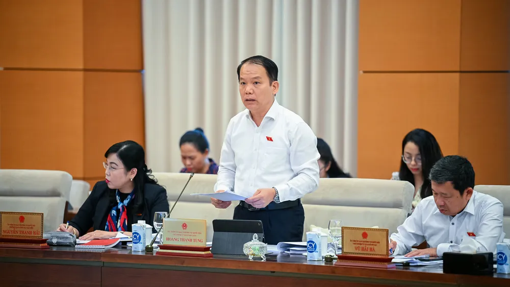 Chủ nhiệm Ủy ban Pháp luật Hoàng Thanh Tùng - Phó Trưởng đoàn Thường trực Đoàn giám sát báo cáo tại phiên họp. Ảnh: VIẾT CHUNG
