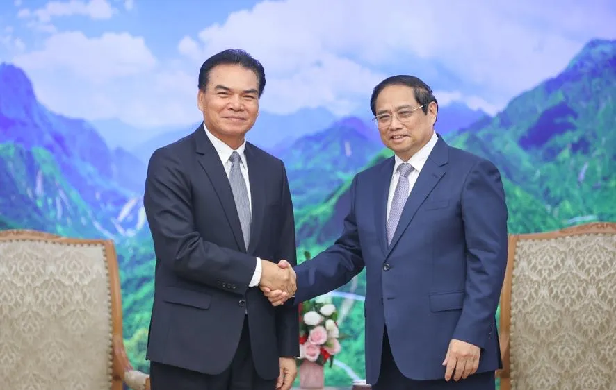 Thủ tướng Phạm Minh Chính và Bộ trưởng Bộ Kế hoạch và Đầu tư Lào, Chủ tịch Ủy ban hợp tác Lào - Việt Nam Phet Phomphiphak. Ảnh: VIẾT CHUNG