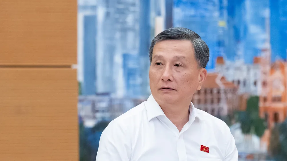Chủ nhiệm Ủy ban Khoa học, Công nghệ và Môi trường Lê Quang Huy trình bày báo cáo thẩm tra