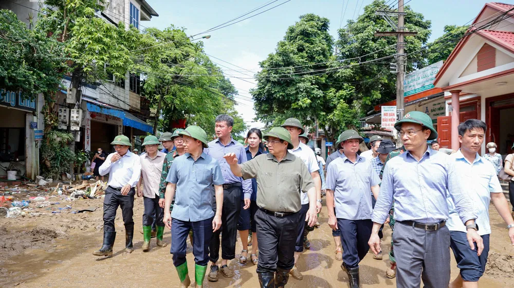 Thủ tướng kiểm tra thực tế và chỉ đạo công tác khắc phục hậu quả bão lũ ở Yên Bái