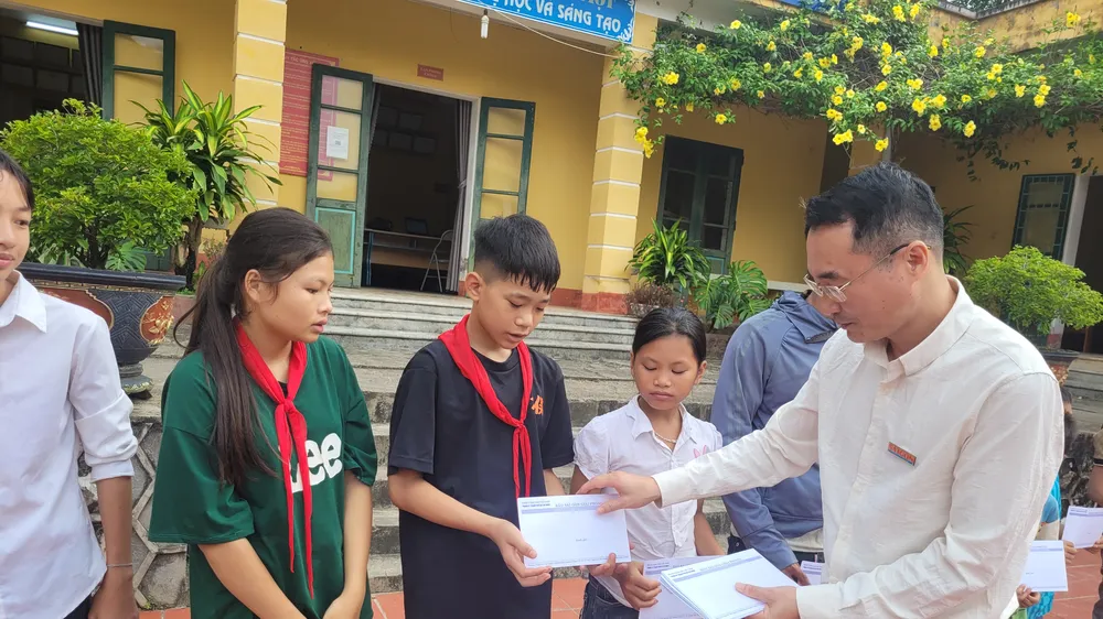 Báo SGGP trao cứu trợ của bạn đọc đến các trường học ở Lào Cai, Yên Bái 