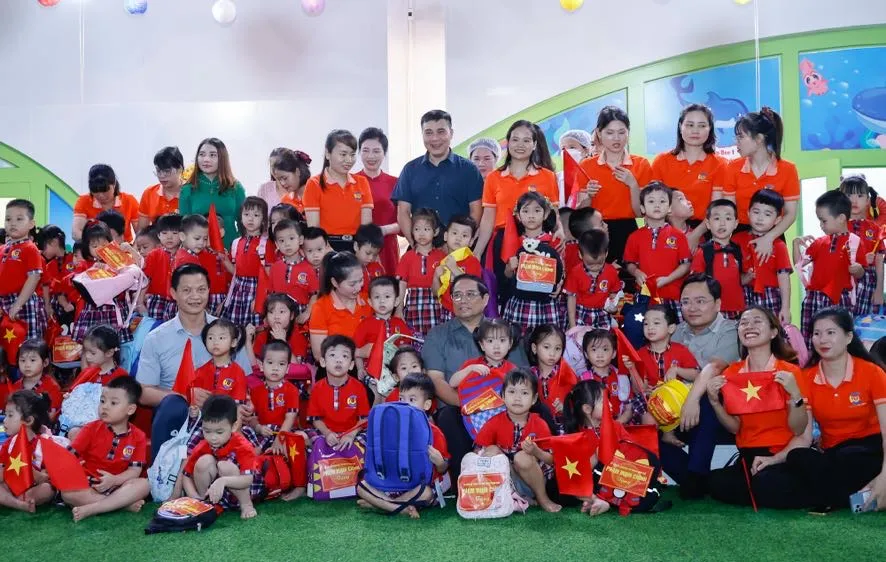 Thủ tướng chụp ảnh lưu niệm tại trường mầm non trong khu nhà ở xã hội Thống Nhất tại phường Võ Cường, thành phố Bắc Ninh