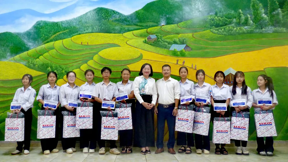 Báo SGGP trao hỗ trợ cho nhà trường, học sinh ở Tuyên Quang