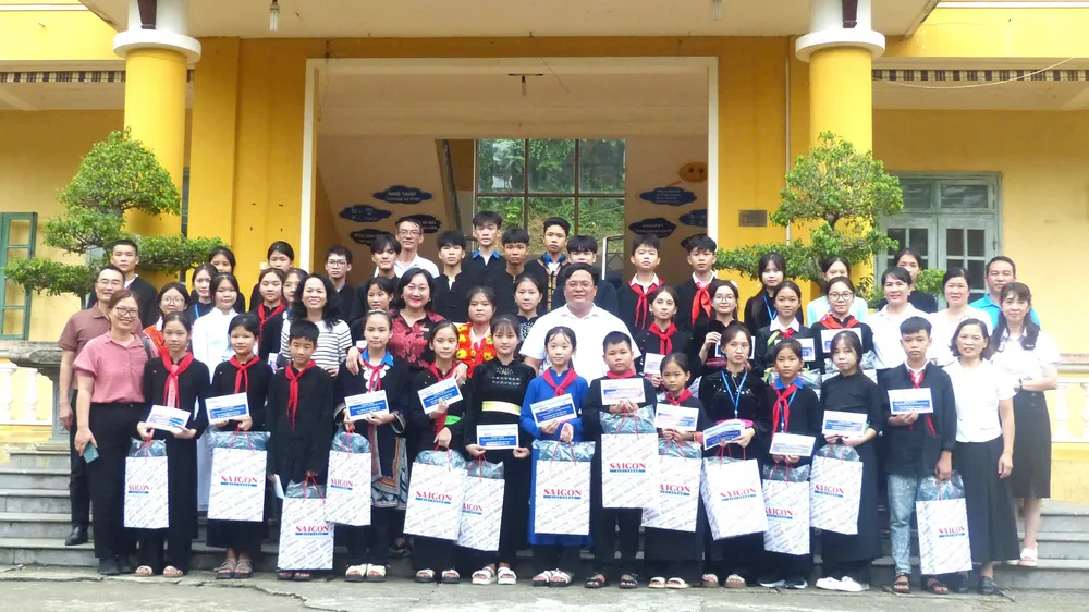 Báo SGGP trao hỗ trợ cho Trường Phổ thông dân tộc nội trú THCS-THPT huyện Chiêm Hóa, tỉnh Tuyên Quang bị ảnh hưởng bởi bão số 3
