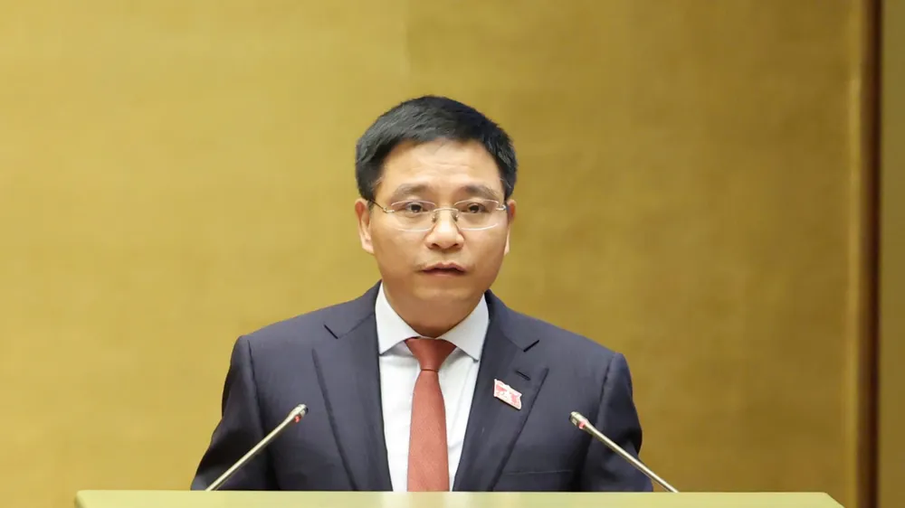 Bộ trưởng Bộ GTVT Nguyễn Văn Thắng trình bày tờ trình về việc điều chỉnh chủ trương đầu tư Dự án Cảng hàng không quốc tế Long Thành. Ảnh: QUANG PHÚC