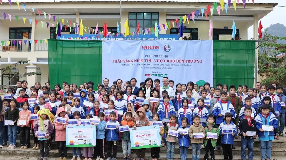 Báo SGGP trao 350 triệu đồng tiền và quà đến học sinh Hà Quảng, Cao Bằng