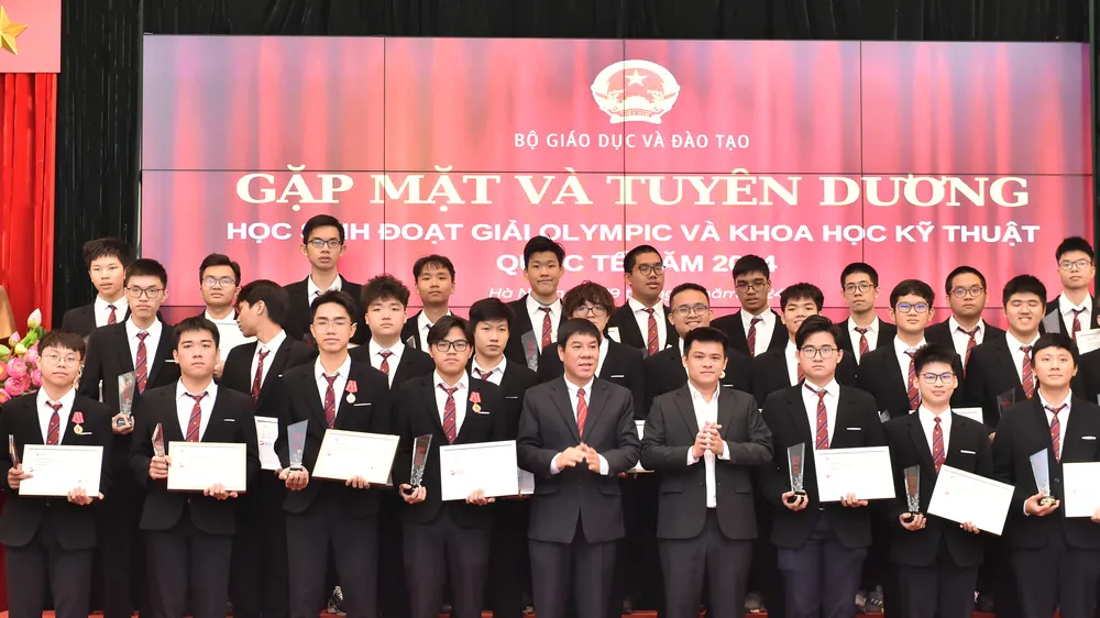 Trao thưởng cho học sinh đạt giải Olympic và Khoa học Kỹ thuật quốc tế năm 2024