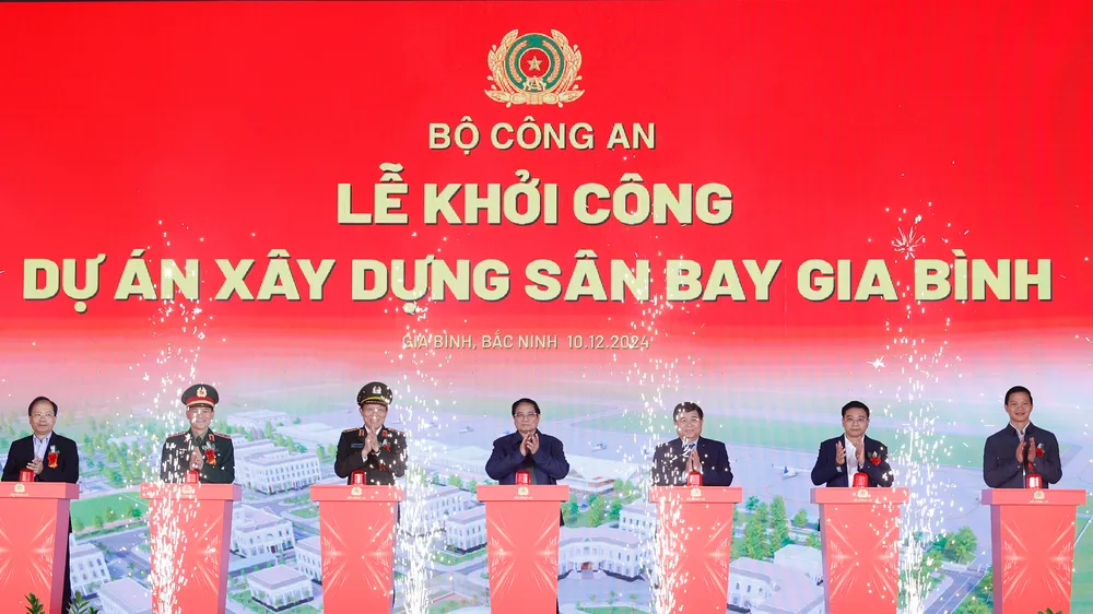 Thủ tướng Phạm Minh Chính và các đại biểu thực hiện nghi thức khởi công dự án xây dựng sân bay Gia Bình ngày 10-12-2024
