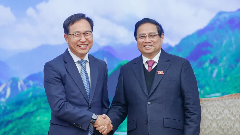 Thủ tướng Phạm Minh Chính và ông Choi Joo Ho, Tổng Giám đốc Samsung Việt Nam. Ảnh: VIẾT CHUNG