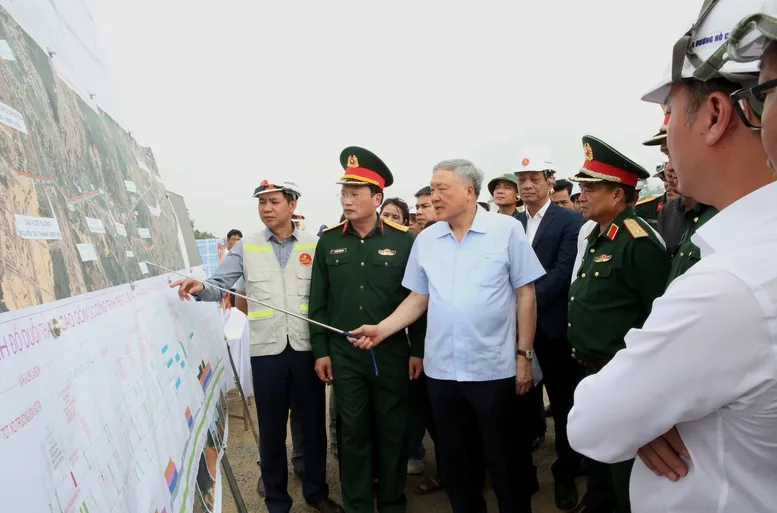 Phó Thủ tướng Thường trực Nguyễn Hòa Bình kiểm tra dự án cao tốc Hòa Liên-Túy Loan ngày 13-3-2025