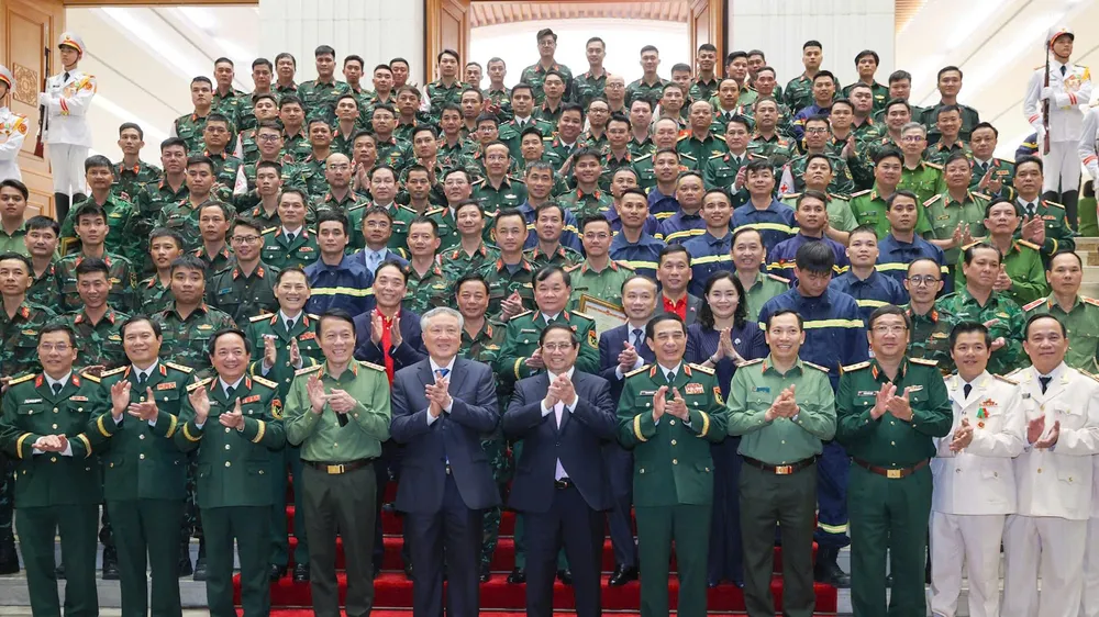 Thủ tướng Phạm Minh Chính và các đại biểu cùng lực lượng hỗ trợ Myanmar khắc phục hậu quả động đất. Ảnh: VIẾT CHUNG