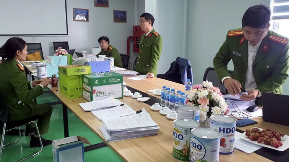 Lực lượng chức năng thu giữ một số mẫu sữa kém chất lượng tại Hà Nội