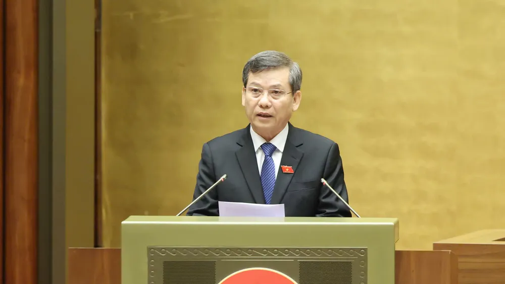 Chánh án Tòa án nhân dân tối cao Lê Minh Trí trình bày tờ trình dự án Luật sửa đổi, bổ sung một số điều của Bộ luật Tố tụng dân sự, Luật Tố tụng hành chính, Luật Tư pháp người chưa thành niên, Luật Phá sản và Luật Hòa giải, đối thoại tại tòa án. Ảnh: QUANG PHÚC
