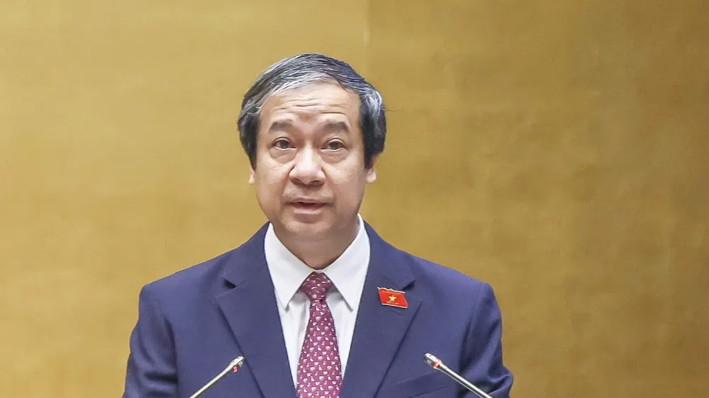 Bộ trưởng Bộ GD-ĐT Nguyễn Kim Sơn trình bày Tờ trình dự thảo Nghị quyết của Quốc hội về phổ cập giáo dục mầm non cho trẻ em mẫu giáo từ 3 đến 5 tuổi.