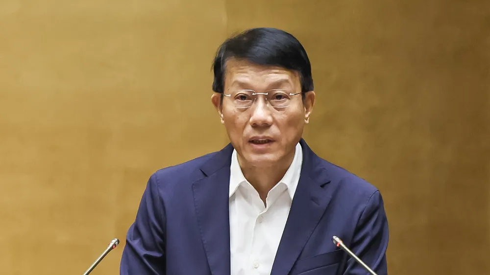 Bộ trưởng Bộ Công an Lương Tam Quang thừa ủy quyền của Thủ tướng Chính phủ trình bày tờ trình dự án Luật Dẫn độ. Ảnh: VIẾT CHUNG