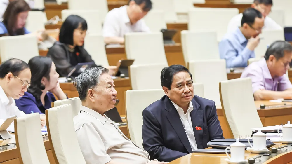 Tổng Bí thư Tô Lâm và Thủ tướng Phạm Minh Chính tại phiên thảo luận. Ảnh: VIẾT CHUNG