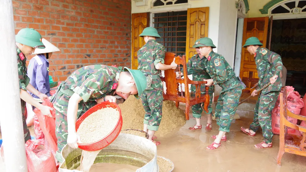 Lực lượng chức năng giúp người dân ở huyện Cẩm Xuyên, Hà Tĩnh khắc phục hậu quả mưa lũ