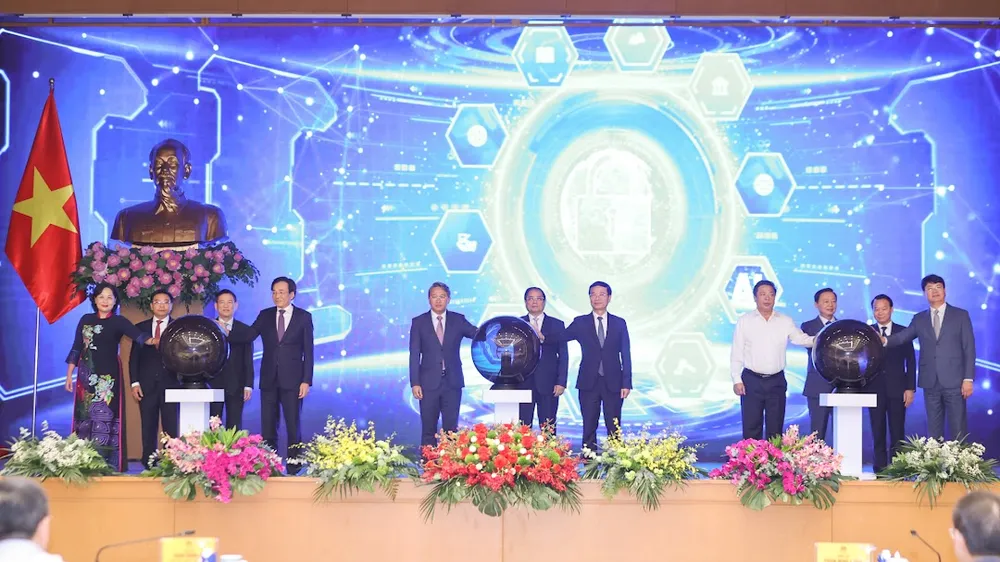 Thủ tướng Phạm Minh Chính cùng các đại biểu thực hiện nghi thức bấm nút khai trương Cổng Pháp luật quốc gia. Ảnh: VIẾT CHUNG