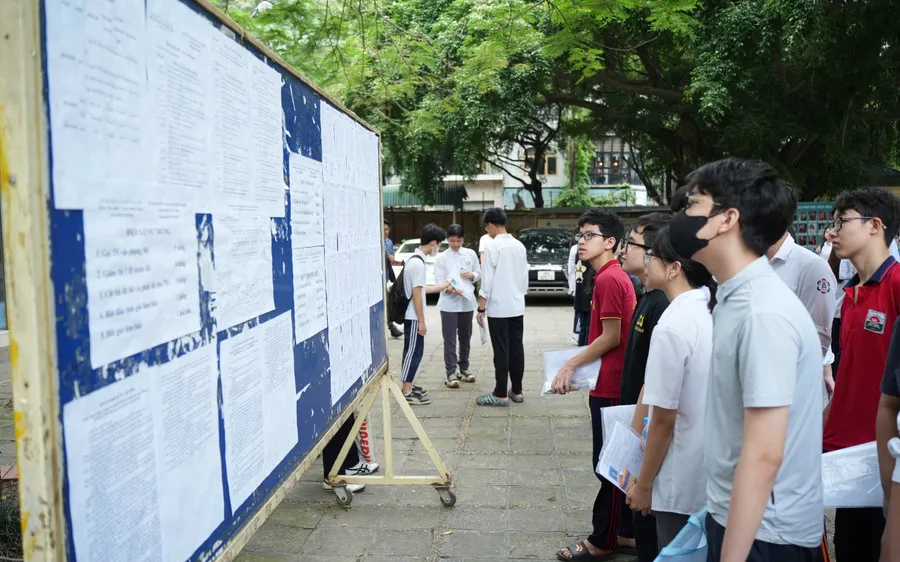 Học sinh đến làm thủ tục dự thi vào lớp 10 năm học 2025-2026 tại Hà Nội