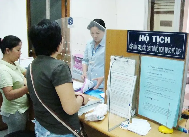 Cá nhân có quyền lựa chọn thực hiện thủ tục hộ tịch tại nơi cư trú hoặc nơi khác