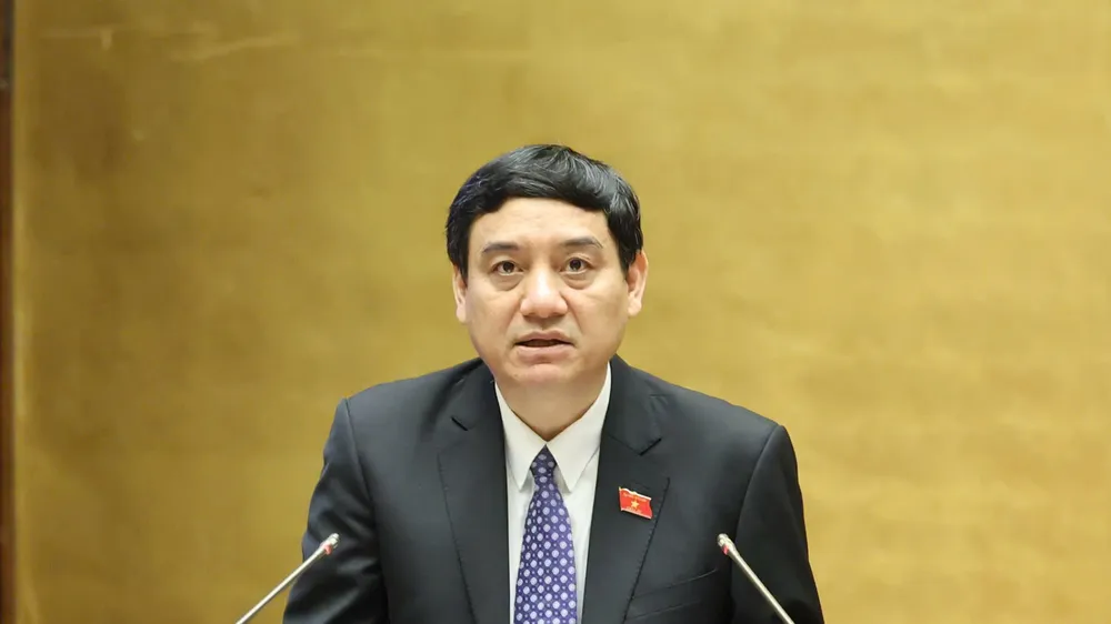 Chủ nhiệm Ủy ban Văn hóa và Xã hội của Quốc hội Nguyễn Đắc Vinh trình bày các báo cáo, sáng 16-6. Ảnh QUANG PHÚC