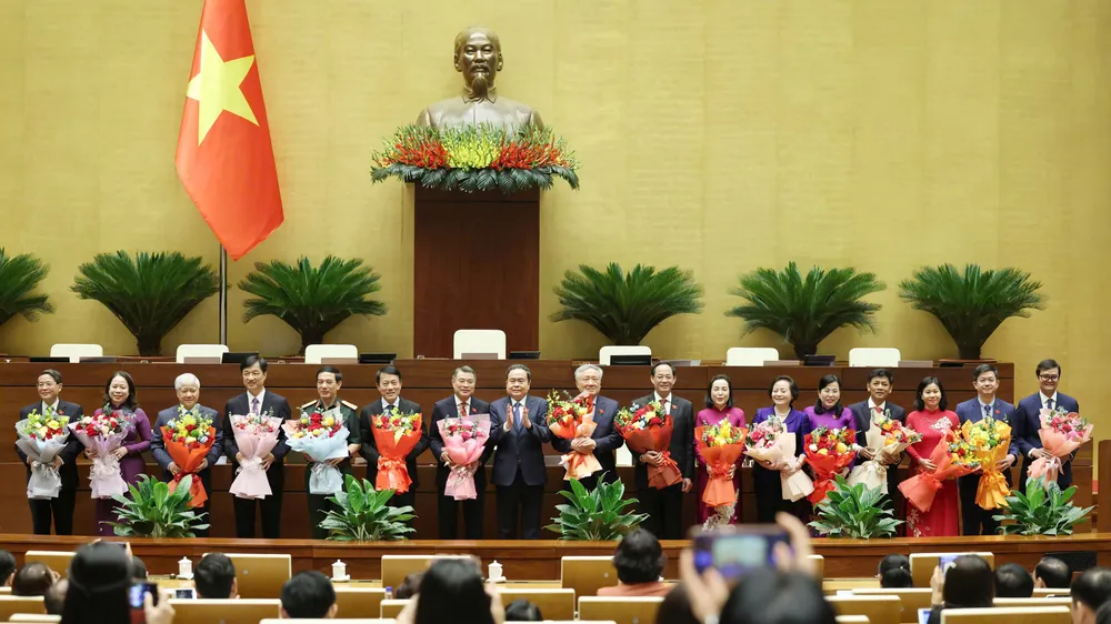 Chủ tịch Quốc hội, Chủ tịch Hội đồng Bầu cử quốc gia Trần Thanh Mẫn tặng hoa, chúc mừng các thành viên Hội đồng Bầu cử quốc gia. Ảnh: QUANG PHÚC