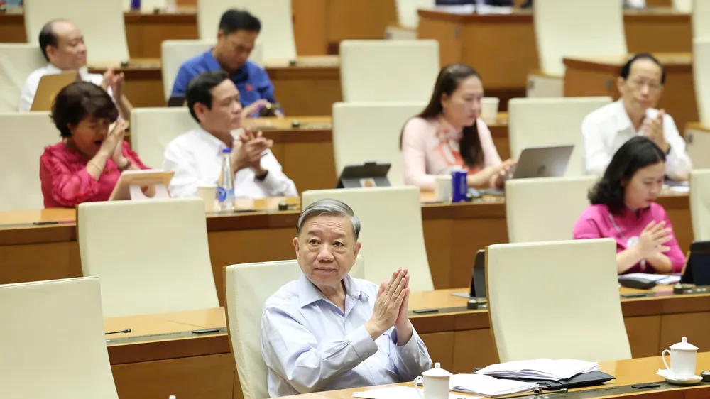 Tổng Bí thư Tô Lâm và các đại biểu Quốc hội tán thành thông qua luật chiều 26-6. Ảnh QUANG PHÚC