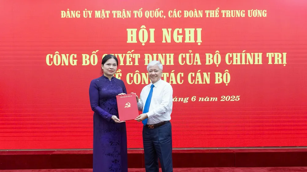 Đồng chí Đỗ Văn Chiến, Ủy viên Bộ Chính trị, Bí thư Trung ương Đảng, Bí thư Đảng ủy MTTQ, các đoàn thể Trung ương, Chủ tịch Ủy ban trung ương MTTQ Việt Nam trao quyết định cho đồng chí Hà Thị Nga 