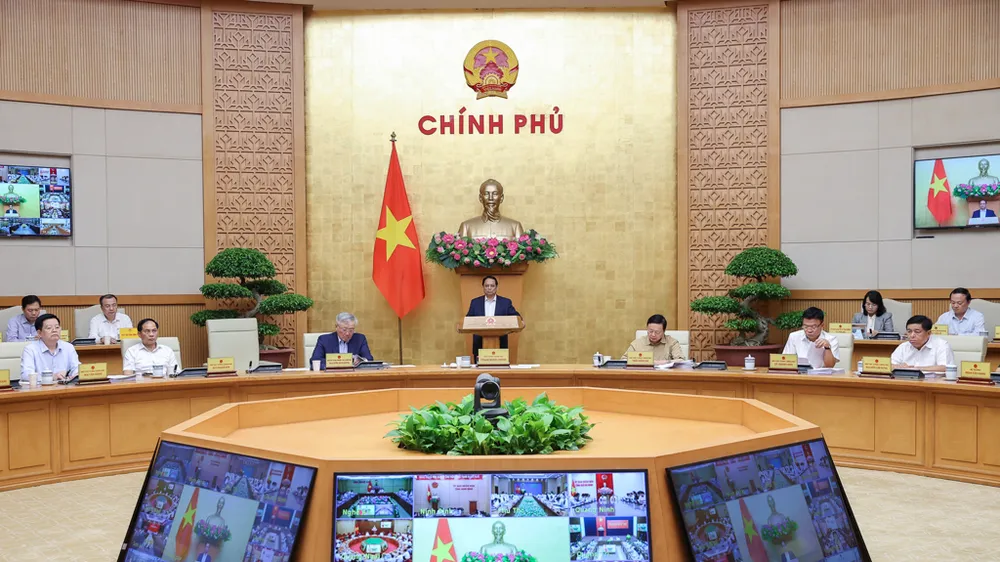 Chính phủ yêu cầu bảo đảm các cân đối lớn của nền kinh tế, phấn đấu tăng trưởng 8% trở lên trong năm 2025