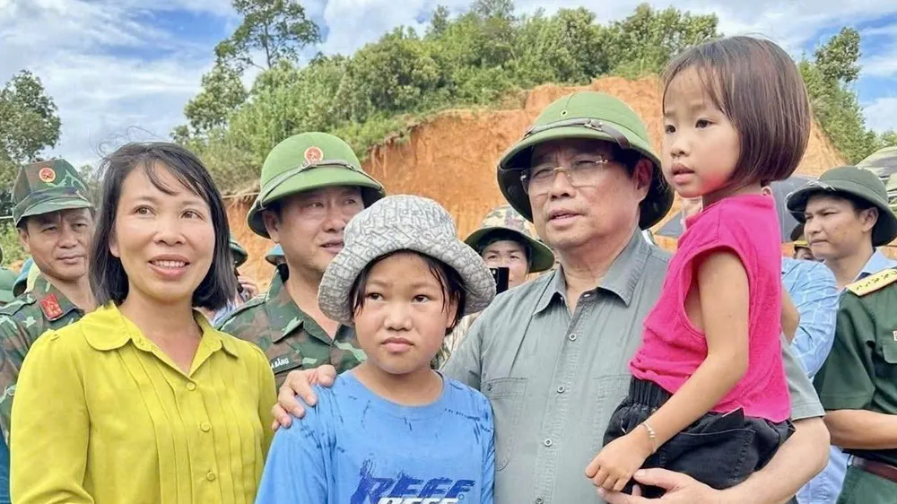 Thủ tướng Phạm Minh Chính và đoàn công tác tới hiện trường, thăm hỏi, động viên người dân chịu ảnh hưởng do mưa lũ, sạt lở đất tại các xã: Na Son, Tìa Dình, Xa Dung, tỉnh Điện Biên, chiều 3-8. Ảnh: VIẾT CHUNG