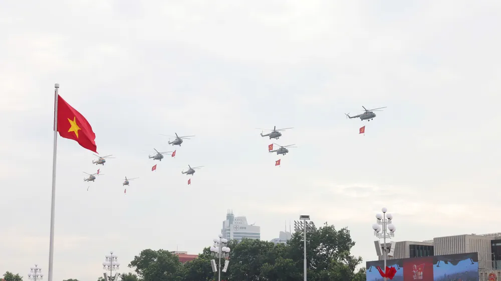 Biên đội trực thăng bay qua lễ đài trong buổi tổng duyệt diễu binh, diễu hành, sáng 30-8. Ảnh: QUANG PHÚC