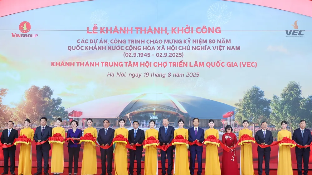 Các đồng chí lãnh đạo Đảng, Nhà nước cắt băng khánh thành công trình Trung tâm Triển lãm Việt Nam chào mừng kỷ niệm 80 năm Cách mạng Tháng Tám thành công và Quốc khánh