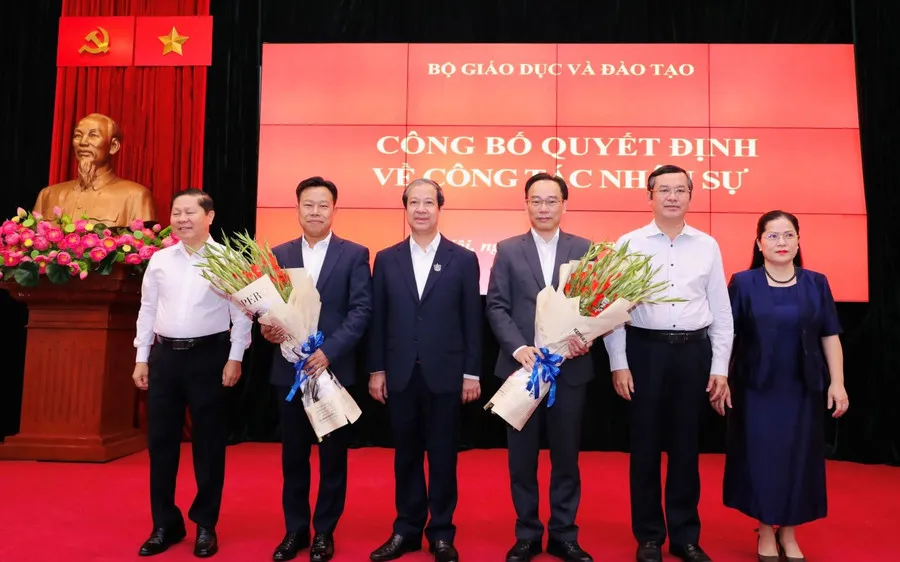 Lãnh đạo Bộ GD-ĐT tặng hoa chúc mừng PGS-TS Hoàng Minh Sơn và GS-TS Lê Quân