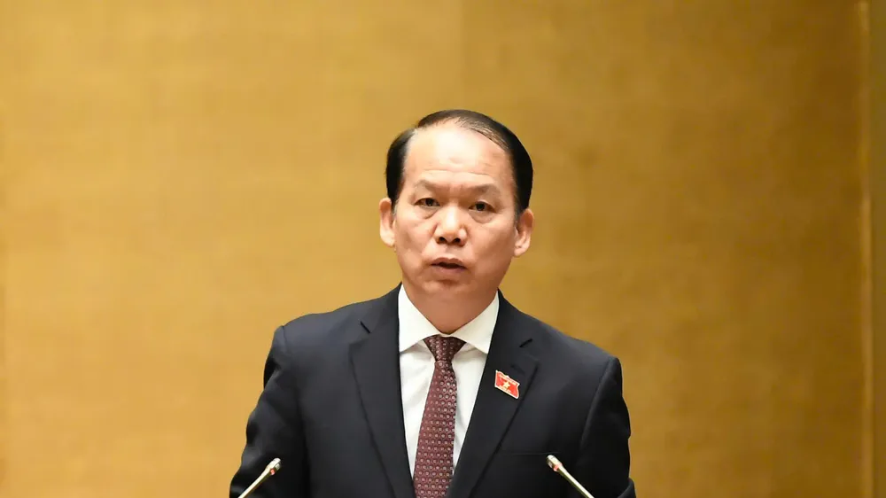 Chủ nhiệm Ủy ban Pháp luật và Tư pháp Hoàng Thanh Tùng trình bày báo cáo thẩm tra. Ảnh: VIẾT CHUNG