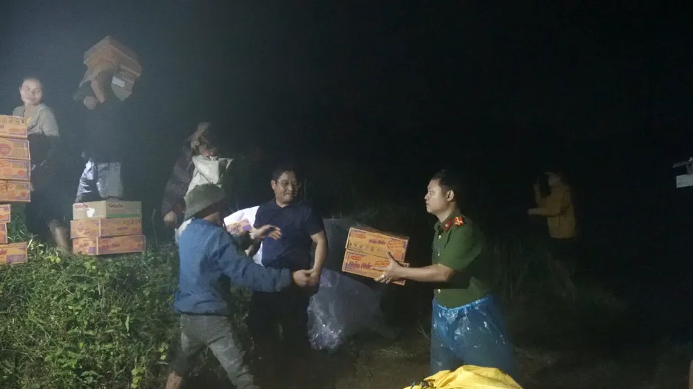 Đưa hàng cứu trợ đến người dân bị cô lập do sạt lở ở Đà Nẵng