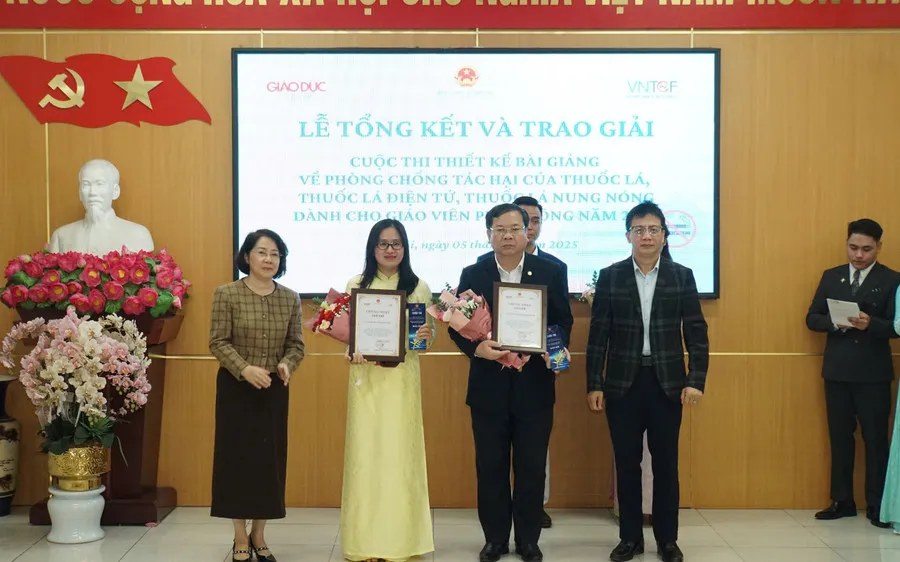 Trao giải cho các cá nhân đoạt giải cuộc thi